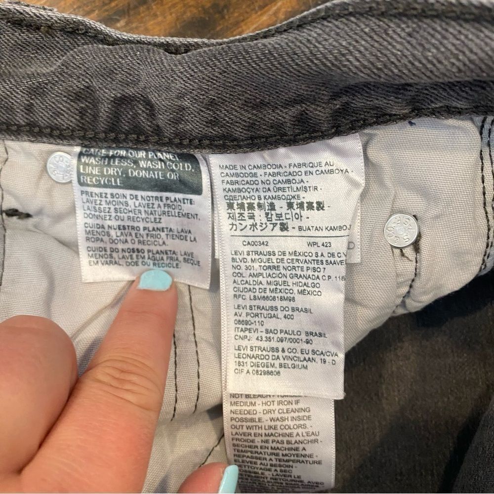 Levi’s 501 High Rise Raw Hem Straight Leg Cropped Jeans in Get Off My Cloud - Picture 13 of 15